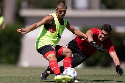 Tomás Parmo, en plena pretemporada con el primer equipo de Independiente, definiendo ante el arquero Rodrigo Rey