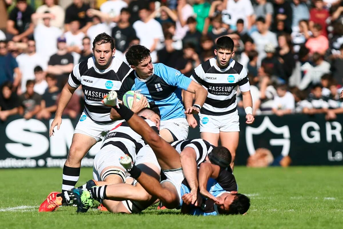 Tomás Passaro emerge con la pelota del entrevero que hay delante de él; CUBA ganó un partido sensacional en San Isidro frente a un CASI que a punto estuvo de revertir el resultado, en el encuentro más trascendente de la 5ª fecha del Top 13 de la URBA.