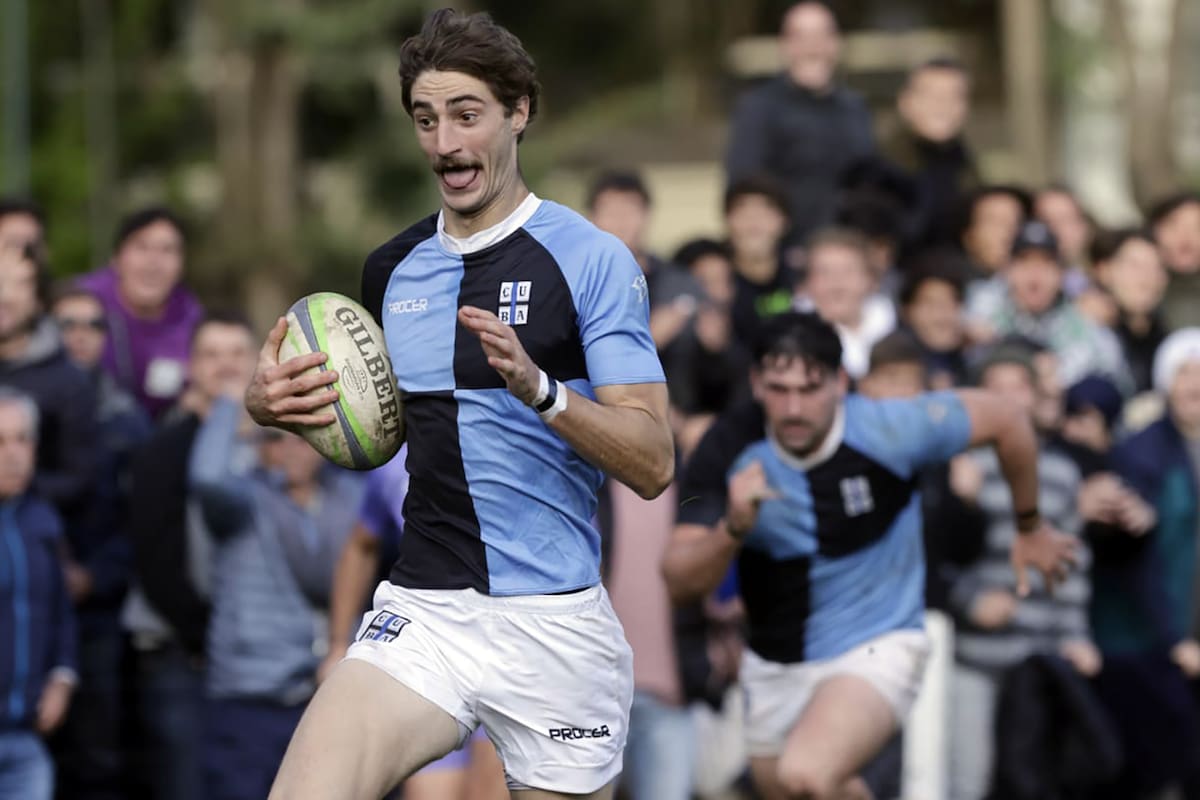 Tomás Passaro sonríe con la lengua fuera camino a su try, cuando CUBA usufructuó que Belgrano tenía un jugador menos; el defensor de la corona se ubica cuarto en el Top 14 de la URBA, por ahora clasificándose para las semifinales.