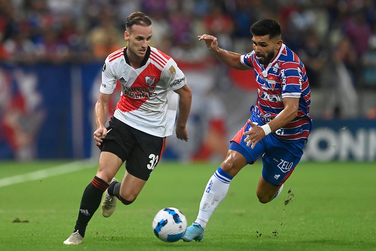 Tomás Pochettino, a quien le cometieron el penal que Enzo Fernández transformó en el 1-1 de River, se lleva la pelota ante Silvio Romero, autor del tanto de Fortaleza