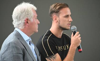 Tomás Pochettino (ex Talleres de Córdoba) y el vicepresidente de River, Matías Patanian, durante la presentación de los seis refuerzos del club millonario realizada este viernes en el Monumental