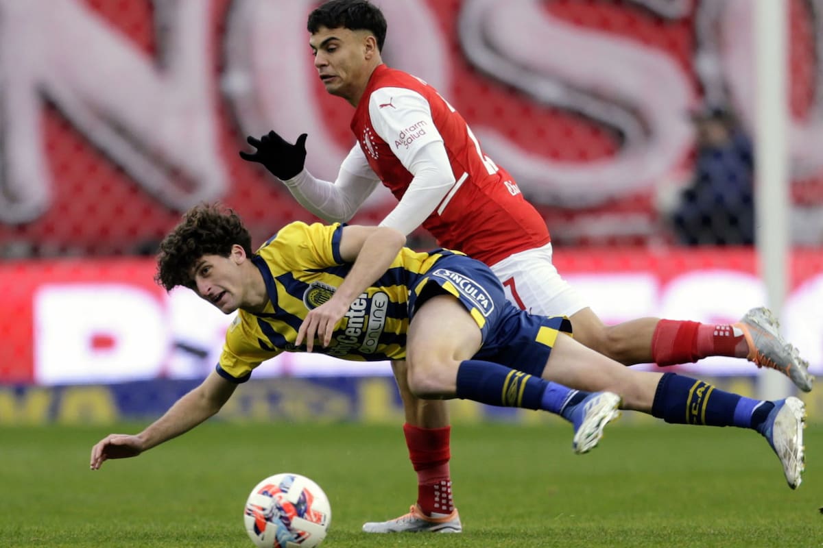 Tomás Pozzo, de Independiente, intenta desequilibrar en ataque ante Mateo Tanlongo; el Rosario Central de Tevez se llevó un punto de Avellaneda