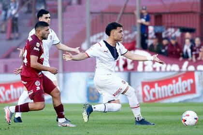Tomás Pozzo, volante de Independiente. frena la carrera y se queja porque en un agarrón le rompieron la camiseta