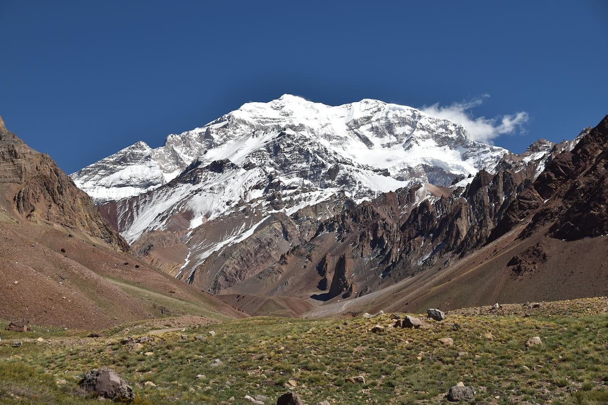 Tomás primero alcanzó picos medianos, luego montañas más altas, hasta que cierto día se propuso llegar a la cima del Aconcagua. Para entonces, ya se había acercado a la fundación de Michael J. Fox, que recauda fondos para la investigación con miras a encontrar mejoras y una posible cura al Parkinson.