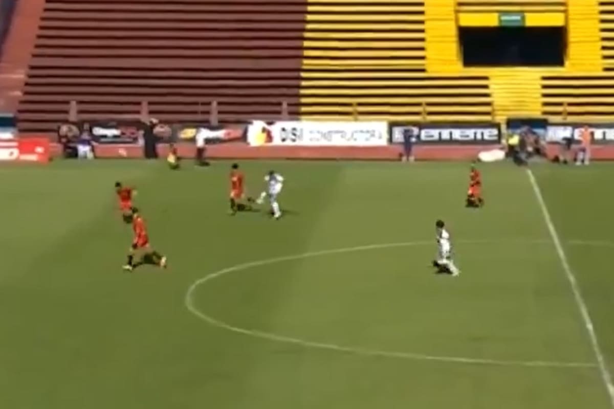 Tomás Ramírez sorprendió a todos y desde casi mitad de cancha clavó un golazo para Central Córdoba de Rosario ante Deportivo Español