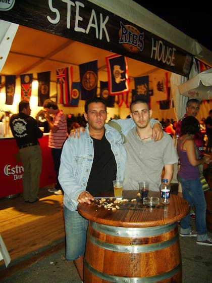 Tomás, recién llegado a Barcelona, junto a su padre.