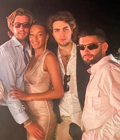 Tomás Redrado (con anteojos negros), hijo de Martín e Ivana Pagés, posa con sus amigos Fran Cavia, la modelo brasileña Gabriella Silva y Juan Rusconi. Tomi tiene una galería de arte en Miami, donde vive.