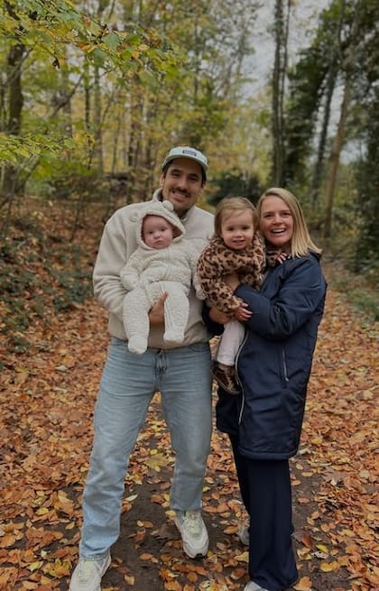 Tomás Santiago junto a su pareja e hijos