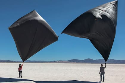 Esculturas aerosolares que integran el proyecto Aerocene, en el norte argentino