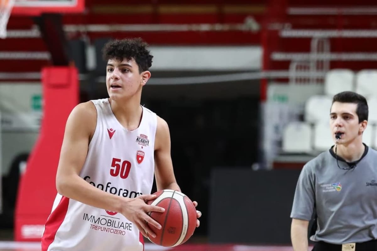 Tomás Scola juega en Varese de Italia, el último club de Luis en el profesionalismo