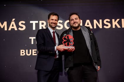 Tomás Treschanski al recibir el anhelado reconocimiento de la Guía Michelin