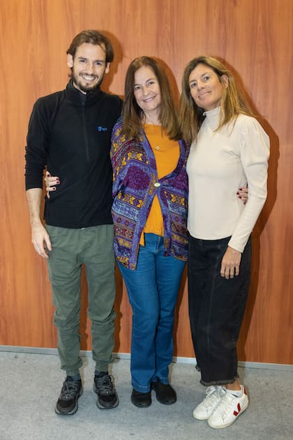 Tomás y Carol Rey, hermanos de Sonsoles, con Marita Novaro, su mamá.