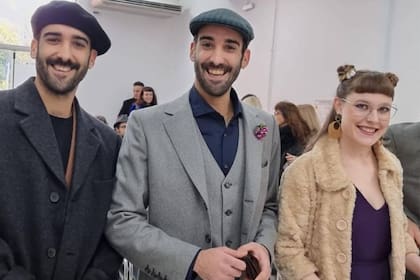 Tomás y Juan, los dos hijos de Georgina Barbarossa, junto a Lucy, la flamante esposa de este último