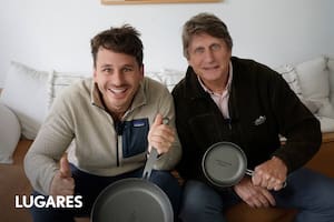 Tomás y Ricardo Beutin con sartenes de diferente tamaño