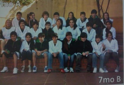 Tomás y sus compañeros de colegio en Palermo. "Salíamos con mis amigos, pero en casa había una diferencia: si yo llegaba tarde al local, mi papá me mandaba al baño, apagaba las luces y cagaba a palos, era durísimo. Un montón de cosas que fueron cambiando, pero en casa las cosas no eran como en las de mis amiguitos, son culturas muy distintas"