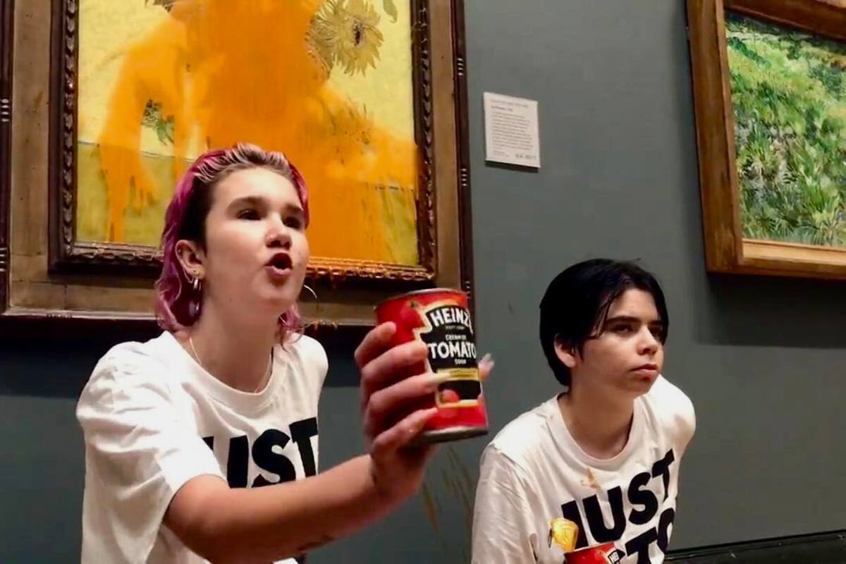 Tomatazo contra Van Gogh: dos manifestantes, en un acto de vandalismo para reclamar por la crisis climática: "¿Vale más el arte que la vida?"