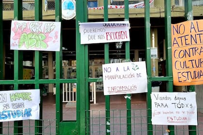 Hoy aparecieron nuevos carteles en el "Lengüitas" con los principales reclamos de la toma
