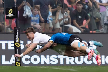 Tommy Freeman marca uno de los tries de Inglaterra pese a la oposición de Mateo Carreras