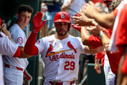 Tommy Pham, de los Cardenales de San Luis, festeja en la cueva luego de anotar ante los Rangers de Texas, el miércoles 31 de julio de 2024 (AP Foto/Scott Kane)
