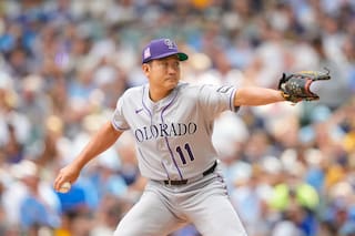 Tomoyuki Sugano logra su 10.ª victoria en triunfo de Rockies 5-2 sobre Cerveceros