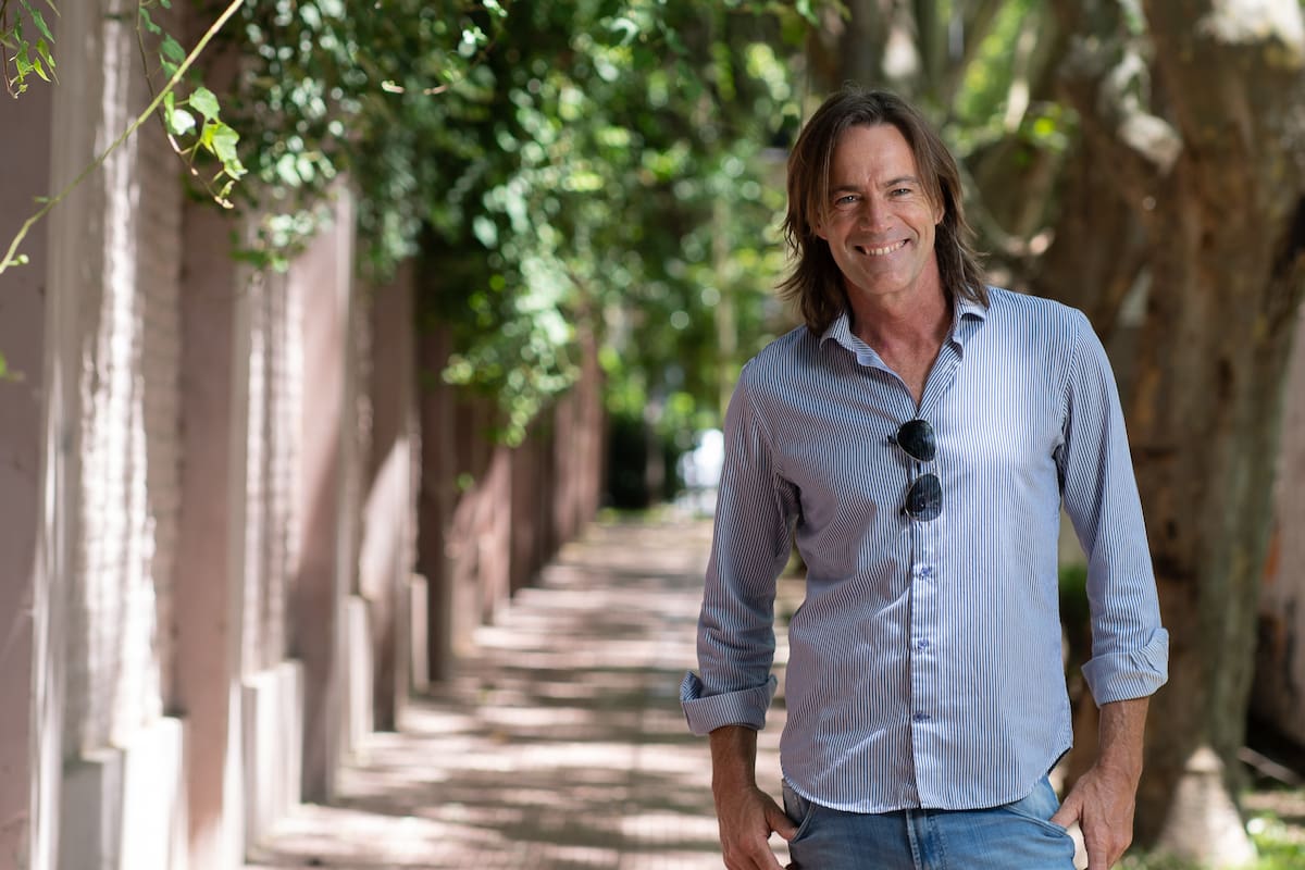 Tomy Dunster fue modelo, viajó y vivió en todo el mundo; hoy, sigue su sueño de meterse en el mundo actoral acompañado de un proyecto económico vinculado a las NFTs