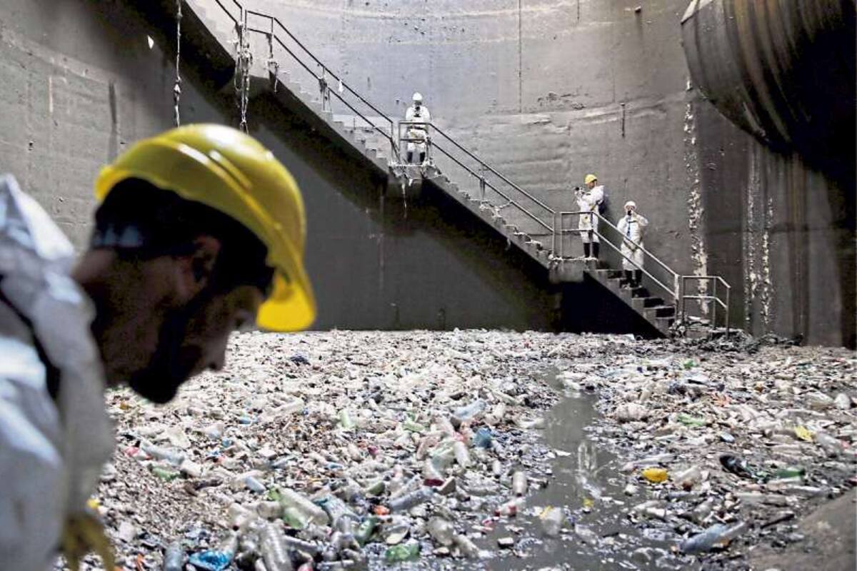 Toneladas de plásticos en el aliviador del arroyo Maldonado