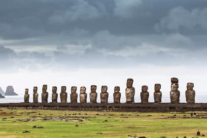 Tongariki, el sitio arqueológico con la formación más grande de moáis reubicados en su posición original, de espaldas al mar