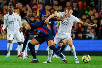 Toni Kroos y Ronald Araújo disputan la pelota en el último clásico, que terminó con victoria para Barcelona por 1 a 0