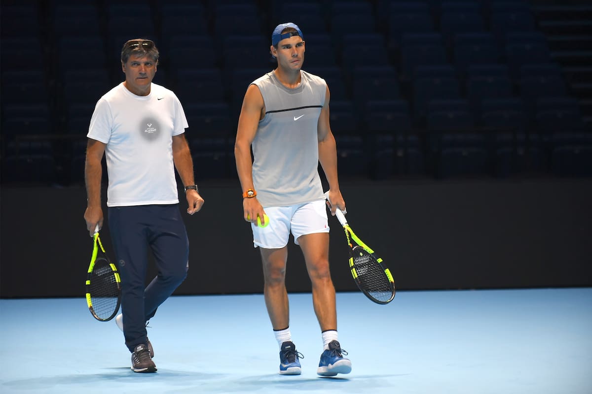 Toni Nadal junto a sobrino Rafael, en tiempos en los que era su entrenador; el preparador reveló que el ex número 1 convivió con el dolor desde que explotó su carrera, en 2005.