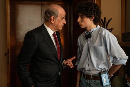 Toni Servillo y Filippo Scotti como padre e hijo en Fue la mano de Dios, de Paolo Sorrentino