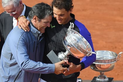 Toni y Rafa Nadal, y una costumbre: festejo en Roland Garros