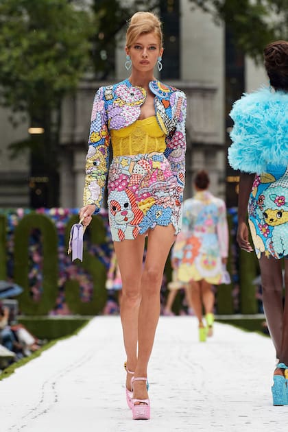 Tonos pasteles y amarillo, en un diseño de Moschino