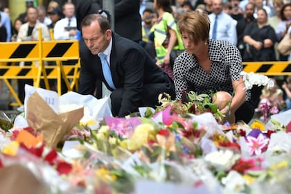 Tony concurrió junto a su esposa Margaret a dejar un ramo de flores en un improvisado altar frente a la cafetería