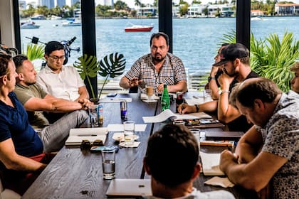 Tony Evans, al centro, compartía su plan de negocios en el taller de Belfort