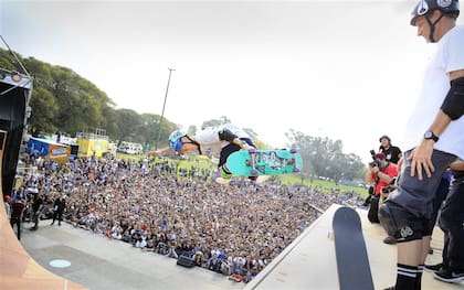 Tony Hawk observa a Evan "Big E" Doherty, de 13 a?os,a quien considera el futuro del skate sobre la rapa