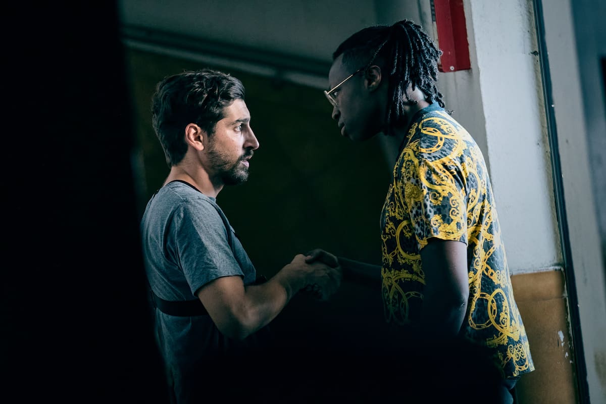 Tony , la serie francesa sobre un narcotraficante devenido rapero y el equipo de filmación que se adentra en un barrio fortaleza para filmar su videoclip