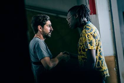 Tony , la serie francesa sobre un narcotraficante devenido rapero y el equipo de filmación que se adentra en un barrio fortaleza para filmar su videoclip