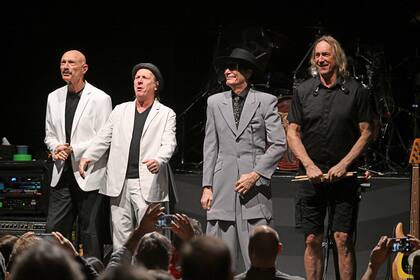 Tony Levin, Adrian Belew, Steve Vai y Danny Carey en el Brown Theatre Louisville, Kentucky, el 10 de diciembre pasado