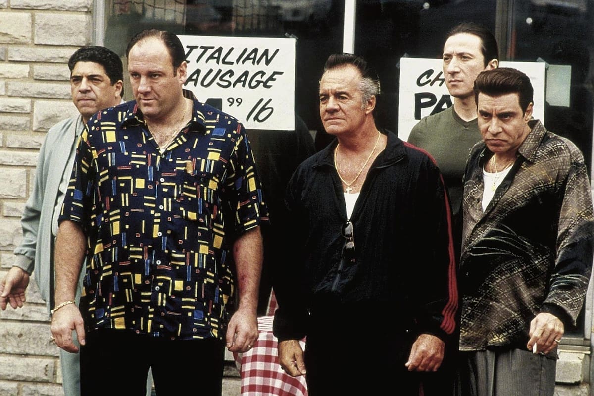 Tony Soprano (James Gandolfini), al frente, con sus hombres detrás en "The Sopranos"
