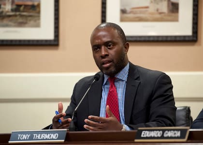 Tony Thurmond es el superintendente de instrucción pública de California