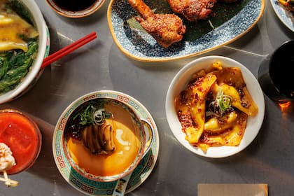 Tony Wu prepará sopa de pollo y dátiles, dumplings de langostinos y bambú, shumai, langostinos envueltos en masa philo, dumplings caldosos de cangrejo y curry de pato