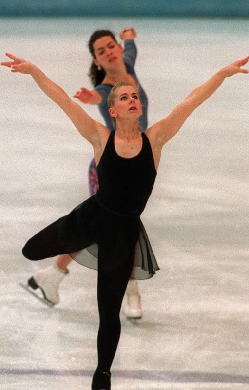 Tonya Harding en acción con sus patines