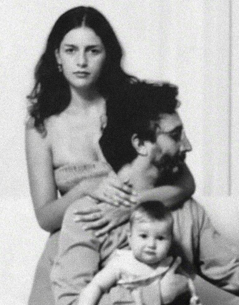 Romina Richi, Fito Páez y la pequeña Margarita en el documental de Netflix El mundo cabe en una canción