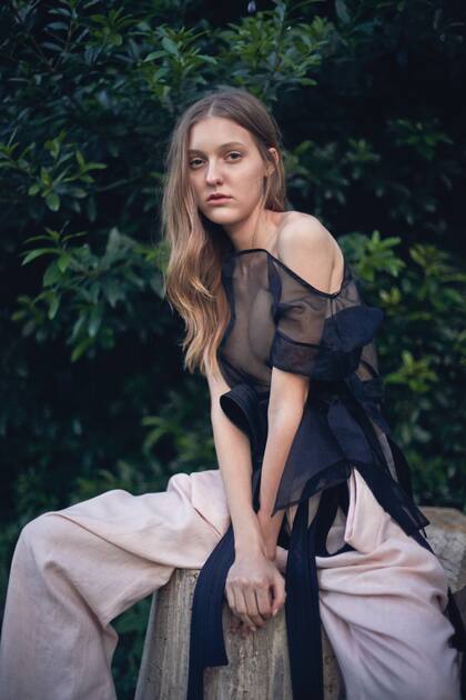 Top de organza y pantalón de lino (Juan Hernandez Daels)