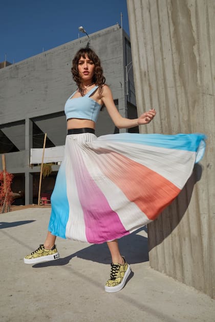 Top y falda (Cloetas, $6800 y $24.200), zapatillas (Hush Puppies, $7900), gargantilla (Crude, $45.900).