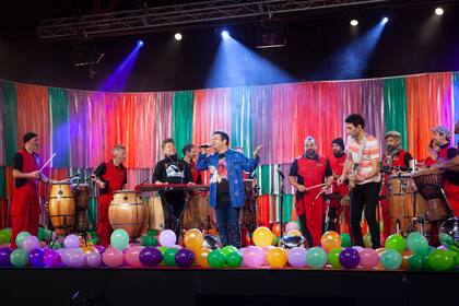 Topa participó como invitado especial junto a La Bomba de Tiempo.