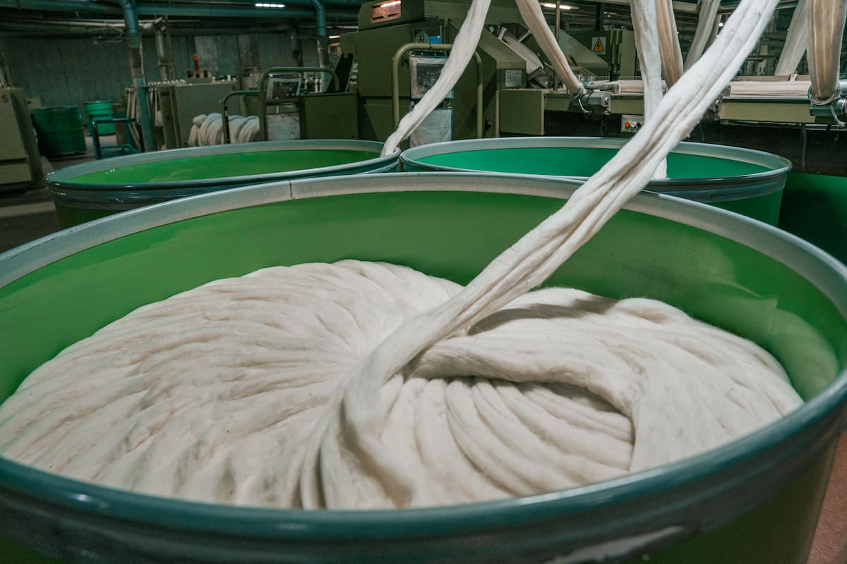 Tops en proceso en la planta procesadora de lana de Fuhrmann en Trelew, Chubut