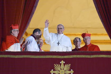 TOPSHOT - Argentina's Jorge Bergoglio, elected Pope Francis I (C) waves from the window of St Peter's Basilica's balcony after being elected the 266th pope of the Roman Catholic Church on March 13, 2013 at the Vatican. AFP PHOTO / VINCENZO PINTO (Photo by VINCENZO PINTO / AFP) (Photo by VINCENZO PINTO/AFP via Getty Images)