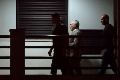 TOPSHOT - Brazils former president (2016-2018) Michel Temer (C), arrives under police escort at the Federal Police headquarters in Rio de Janeiro, Brazil, on March 21, 2019 after being arrested earlier in Sao Paulo as part of the sprawling Car Wash anti-corruption probe. - Temer was the leader of a