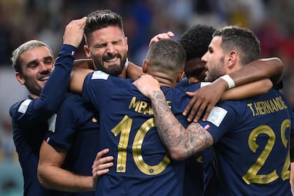 La selección de Francia, vigente campeona del mundo, busca vencer a Dinamarca para asegurarse un lugar en octavos de final
